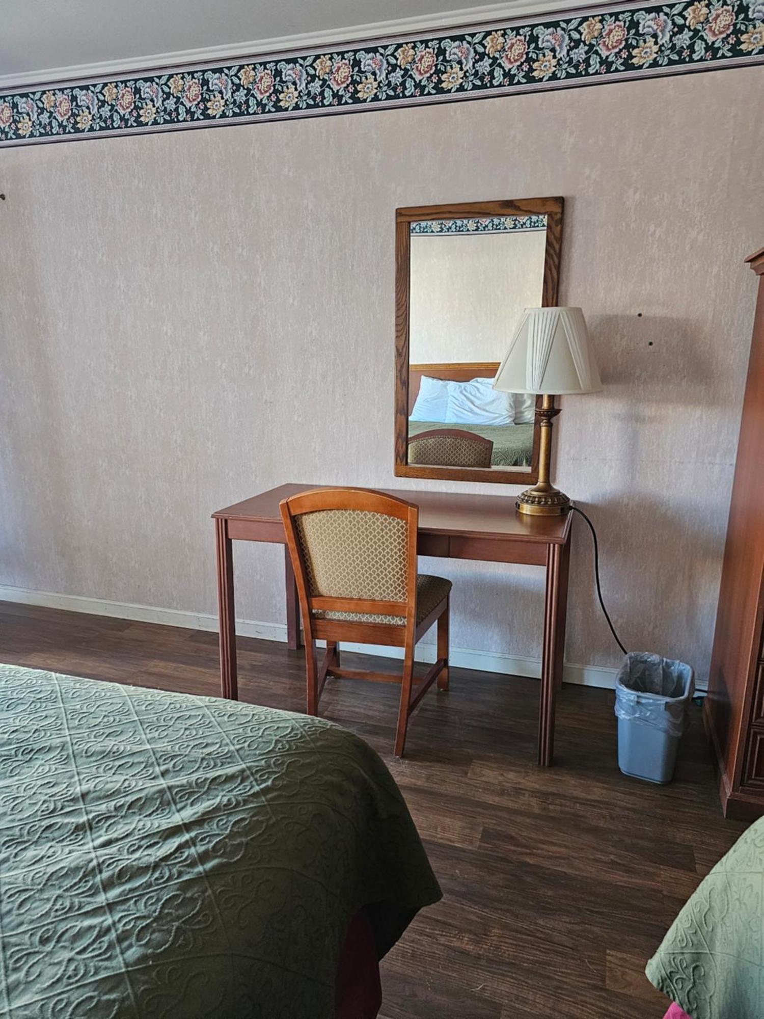 Travelodge By Wyndham Маккино Сити Экстерьер фото